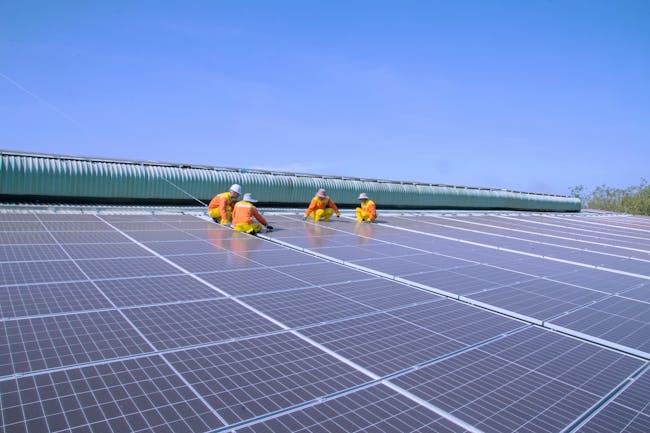 Campo com hélice de energia solar